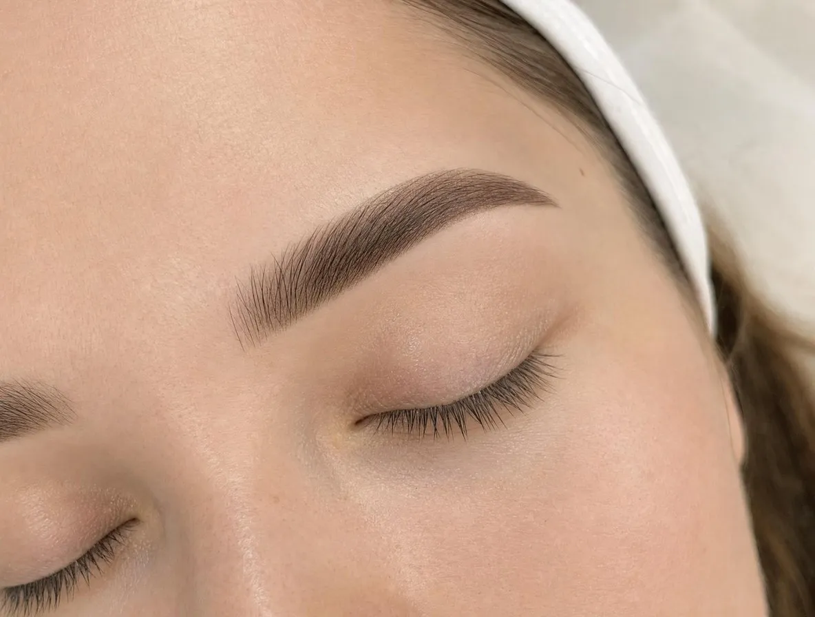 Sourcil poudré en dégradé après un shading, œil fermé, bandeau blanc dans les cheveux
